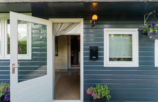 Lovely Wooden Chalet With Garden in Reutum - Photo 2