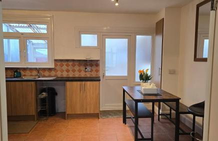 Cosy 3BDR Home With Free Parking In Harrow - Photo 16