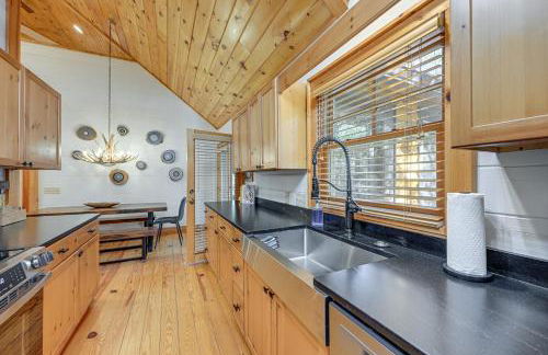 Deck, Fire Pit and Game Room! Wooded Cashiers Escape - Foto 9