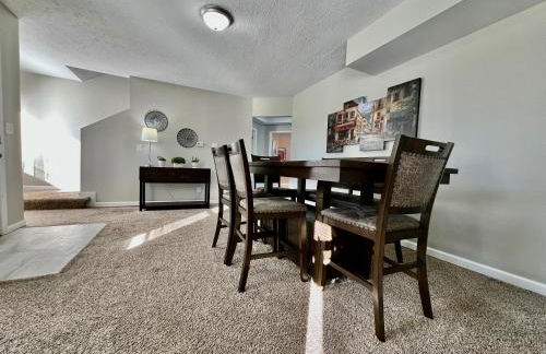 Charming 4BR Home in Liberty Township w Large Deck - Foto 27