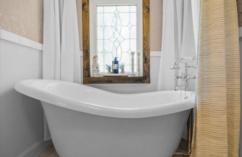 The Heartwood Hideaway-Charming Cabin Getaway-Trails, Creek, and Starry Nights - Foto 53