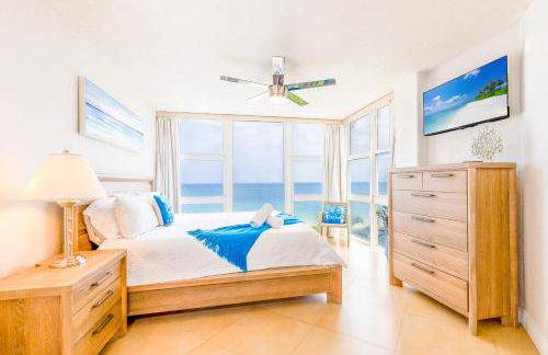 Stylish Beachfront Condo with Balcony & Ocean View - Foto 30
