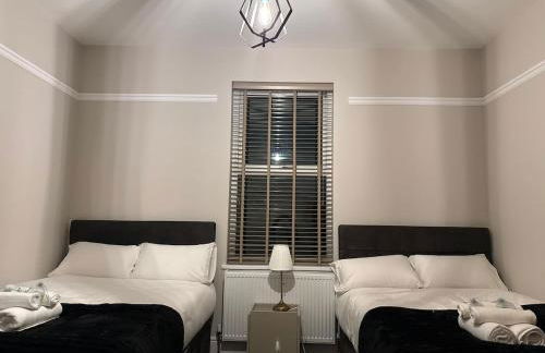 Large Luxury 4 bedroom home with parking - Foto 47