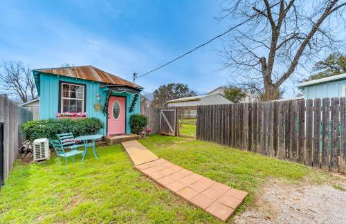 Fifties Diner-Style Llano Home with Shared Fire Pit - Photo 23