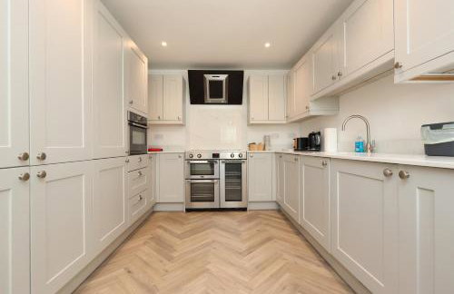 Contractor 4 Bed 3 Bath House Near Airport Parking Barry Island with Parking - Foto 41