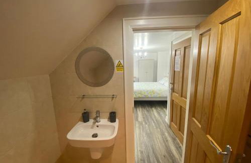 Rostrevor Valley 6-Br Sleeps 20 w Hot Tub & View - Photo 26