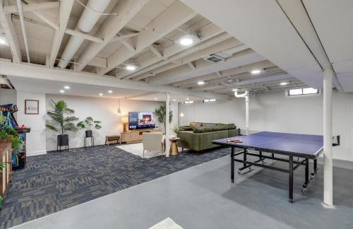 Arcade! Brand New MCM 4BR, Ping Pong, 4 Queens - Foto 2