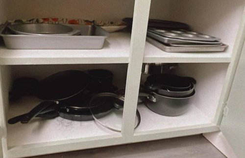 Main St New with AC Monthly stays Charming Cottage KING BED - Foto 40