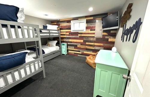 Cheerful 4 bedroom home w/ fireplace & game room - Foto 36