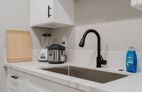 Entire Private Studio with 1 King Bed, Full Kitchen, Gated Yard, Available Now - Foto 22