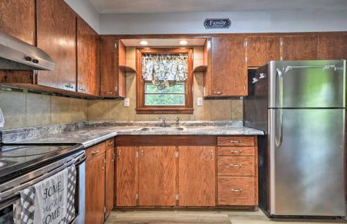 Cozy Family Home with Kayaks, Dock and Fire Pit! - Foto 12