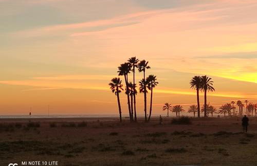 Near beaches large private patio, aircon & community pool - Foto 19