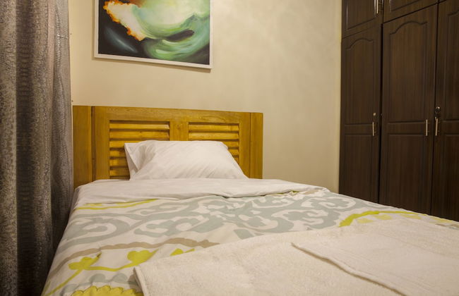 Three Bedroom art themed apartment - Photo 5