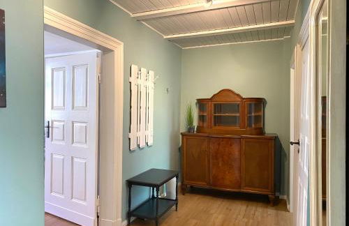 FeWo mit 3 SZ, direkte Innenstadtlage, Südterrasse, Parkplatz auf dem eigenem Privatgrundstück, 2x E-Bike und E-Autoladesäule inklusive, Konzertkirche, Schauspielhaus, FH, Jahnsportforum sowie der Tollensesee sind fußläufig in ein paar Minuten erreichbar - Foto 13