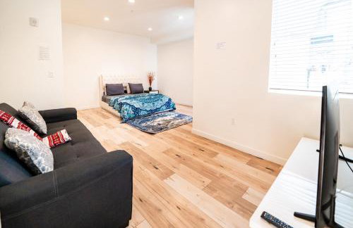 Modern 3 Bedroom 3 Level Loft in Hollywood Sleeps 10 Free Gated Parking Full Kitchen - Photo 23