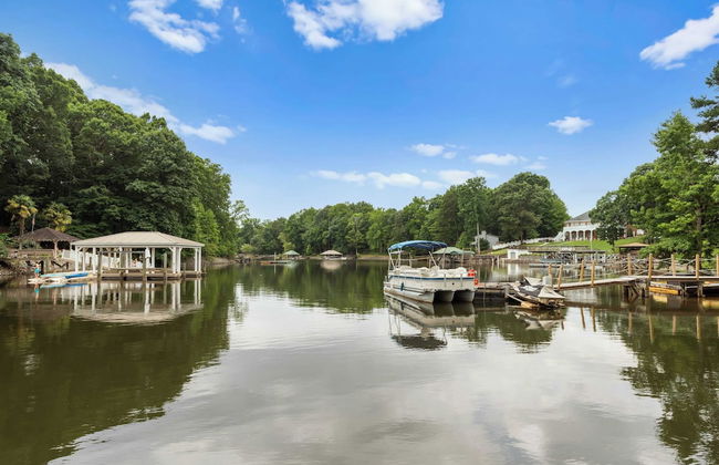 Fireside Fun by Avantstay Sleeps 18 Waterfront + Pool - Foto 51