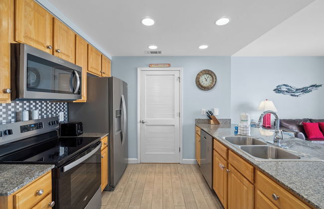 Splash Beach Resort by Book That Condo - Photo 52