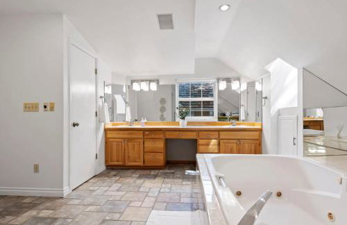 Stunning Sammamish Lake View Home near Weowna Park - Foto 27