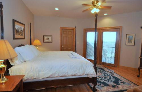 Redbud Keep - Unique Features, Movie Set Decor, Grill, Wifi, Family Friendly, Hiking, Billiard Table, Movie Theater Room, Fireplace, Golfing, View, 2 King Beds - Foto 50