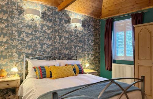 Historic Hampshire Cottage with Private Putting Green - Photo 34