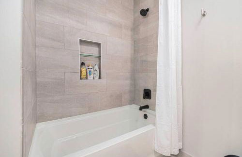 Luxurious Midtown Retreat with Elevator Access - Foto 44