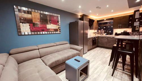 MODERN SUITES -5 Bedroom House- With FREE PARKING Birmingham city - Foto 4