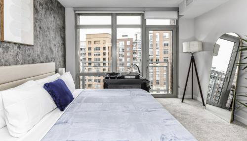Stylish 2BR Retreat Gym Parkng and Scenic Rooftop - Photo 3
