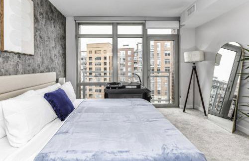 Stylish 2BR Retreat Gym Parkng and Scenic Rooftop - Foto 3