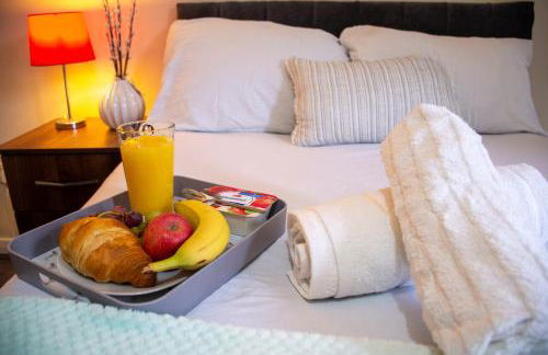 Royale Green View House- free parking, Wifi, Perfect for Contractors and Holiday - Photo 2