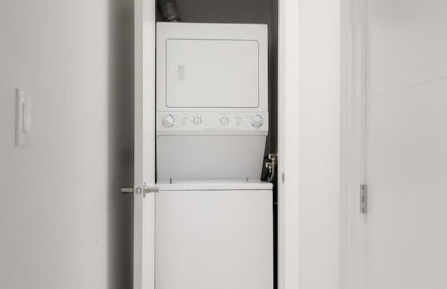 Stylish 1 BR Suite in North Vancouver 10 Mins ski - Photo 8