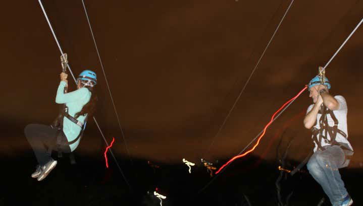 Tirolina nocturna en Kapolei