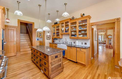 Luxury Bayfront Oasis with Private Beach Access, Near Tulalip Casino and Outlets! - Foto 12