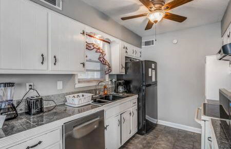 Mins from Parks Hiking & Dining- Brick Bungalow - Foto 2