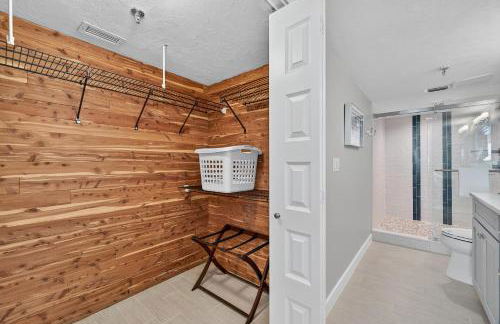 Renovated direct oceanfront condo with spacious balcony, heated pool, and garage parking - Foto 24