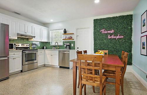 Tropical Escape near Beach! Tons of parking! - Photo 13