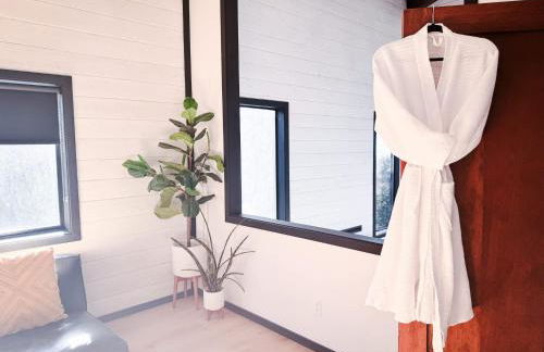 Haven at Cedar Haus Luxury 1BR Escape w Hot Tub EV Charger Gourmet Kitchen Fully Fenced Yard Dogs OK - Foto 32