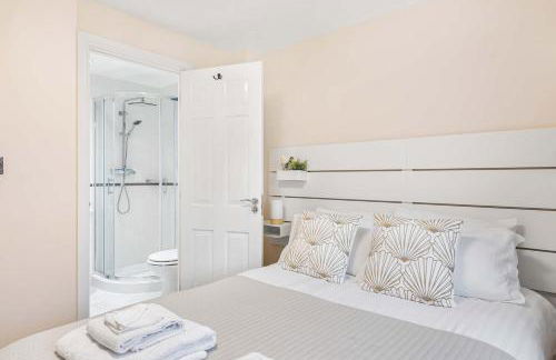 The Roost Group - 8-Bed Home, 5 Mins to M25&A13 - Foto 6