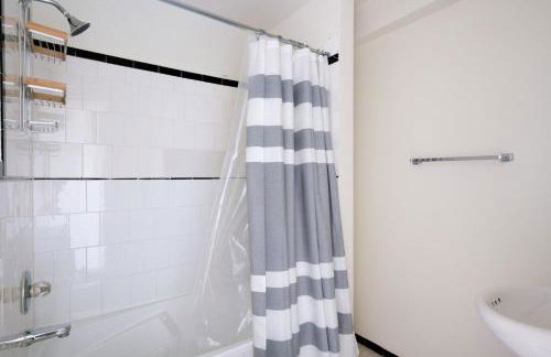 Gold Coast studio w doorman gym 2 blocks to L CHI-916 - Photo 12