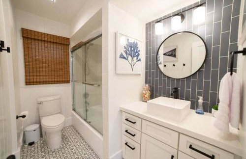 2026 Award Winner, Luxe 2BR, steps to sand & pier, with fire pit, AC and parking - Foto 11