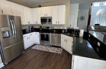 An Incredible Vacation Home with Saltwater Pool! - Foto 16