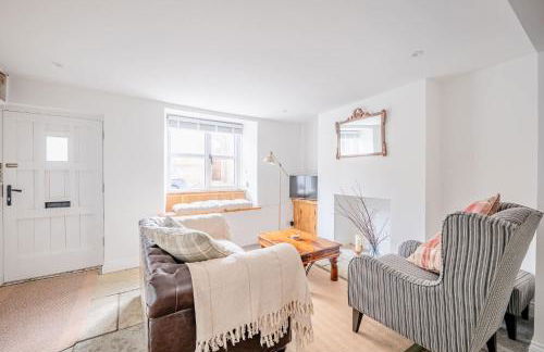 Cosy Cottage in Crewkerne Free on Street Parking - Photo 3