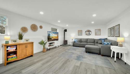 HUGE Modern Family Home- Modern, Fully Stocked, Weekly Savings - Foto 4