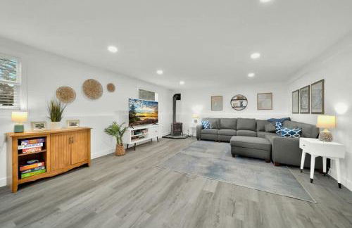 HUGE Modern Family Home- Modern, Fully Stocked, Weekly Savings - Foto 4