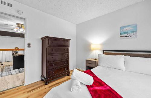 Mira Mesa Family Retreat 4BR with Balcony and Firepit - Photo 25