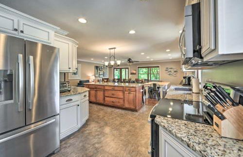 Lakefront Rest-Ashored Home with Private Dock! - Foto 8