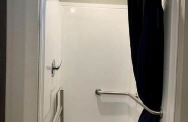 Modern Tiny House Rental Perfect for Glamping near Austin - Foto 14