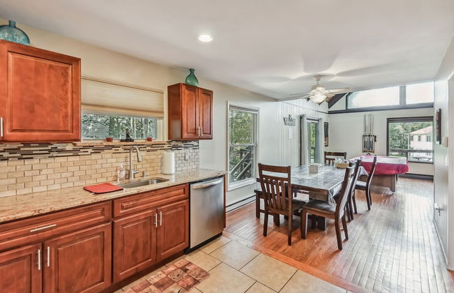 Poconos Chalet Newly Renovated, Great Location 4 Bedroom Home by RedAwning - Foto 11