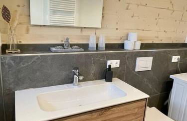 Zweistöckiges Natur-Holzhaus mit Berg- & Seesicht - Foto 14