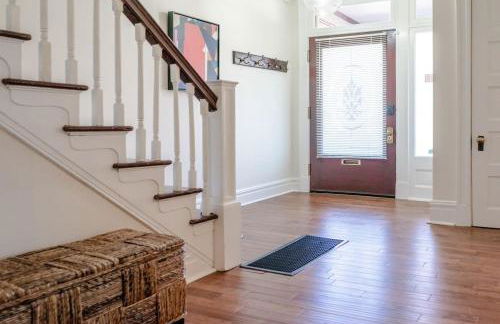 7BR Luxury Living 1st Floor Primary ABODEbucks - Foto 3