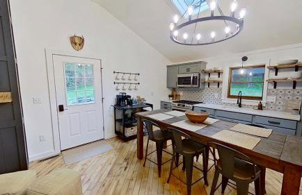 Cozy Berkshires Cabin with Lake, Beach, Hot Tub, Fireplace - The Wilde BNB - Foto 7